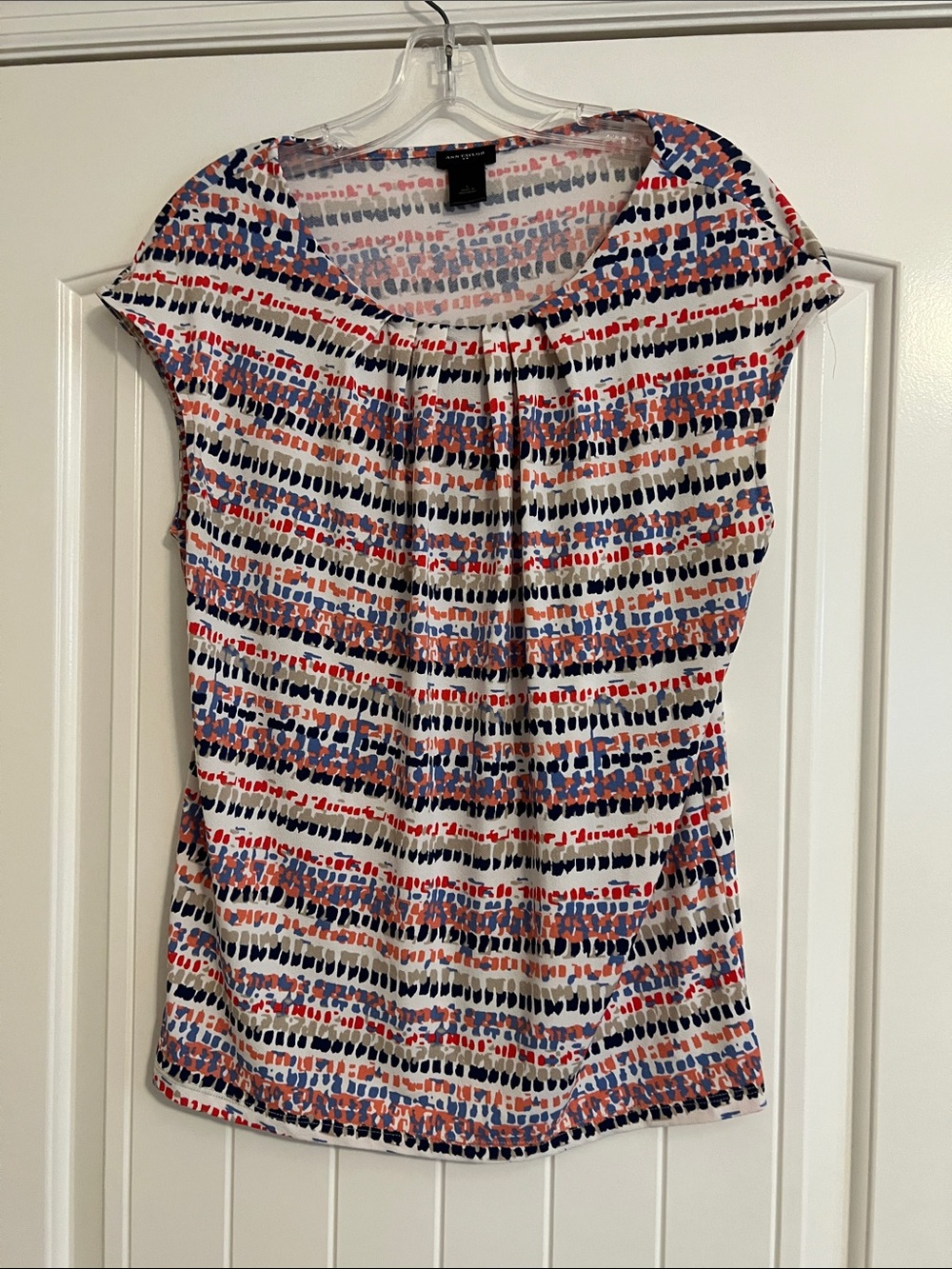 Ann Taylor Patterned Cap-Sleeve Blouse in White with Navy & Red